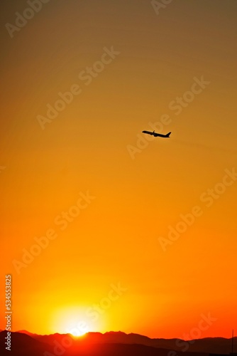 Passagierflugzeug am Himmel © Peter