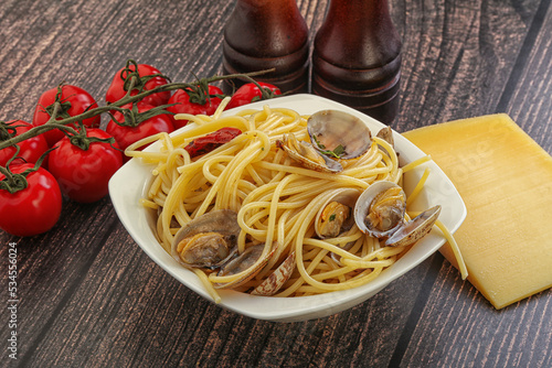 Pasta with vongole and tomato