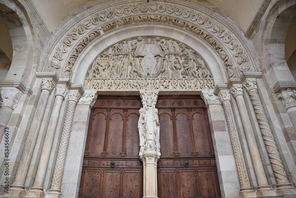Portail gothique de la cathédrale d'Autun en Bourgogne. France