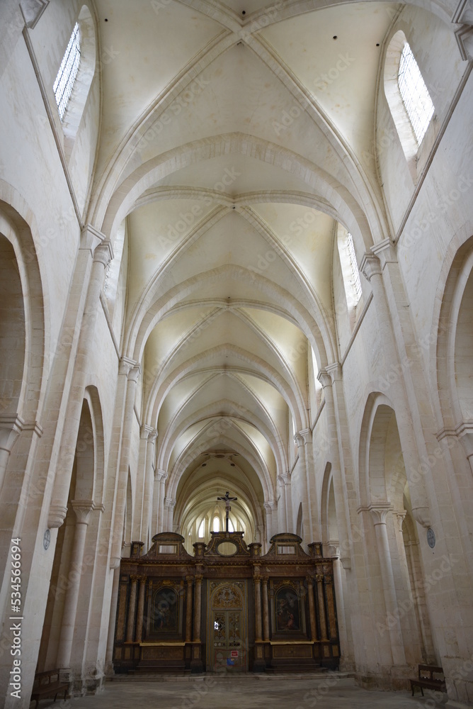 Nef lumineuse de l'abbaye de Pontigny en Bourgogne. France