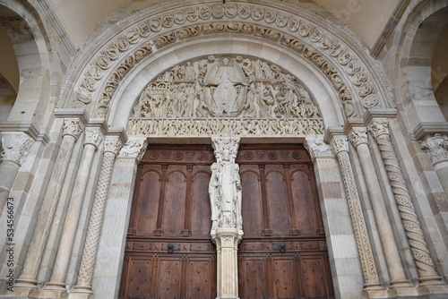 Portail gothique de la cathédrale d'Autun en Bourgogne. France