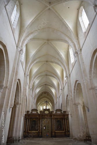Nef lumineuse de l abbaye de Pontigny en Bourgogne. France