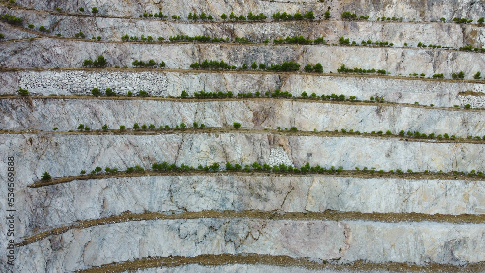 Drone sobrevolando un espigón con oleaje