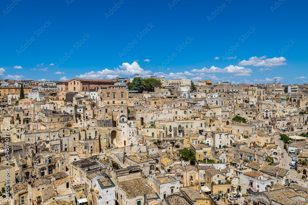 Blick über den Sasso Barisano von der Piazza Duomo in der Altstadt von Matera in der Basilikata in Süditalien