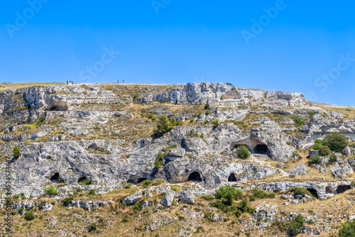 Hochzeitspaar auf dem Belvedere Murgia Timone mit Höhlenwohnungen in Matera in der Basilikata in Süditalien