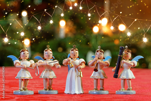 Weihnachtskonzert mit fünf musizierenden Engeln in festlicher Kulisse photo
