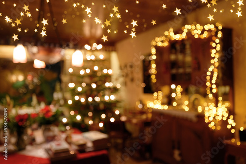 Weihnachtliche Wohnraumszene mit Deckensternlichtern in abstrakter Unschärfe © LinieLux