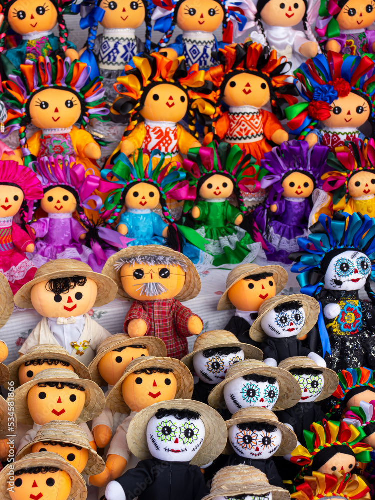 Fototapeta premium variedad de muñecas y muñecos tradicionales mexicanos 