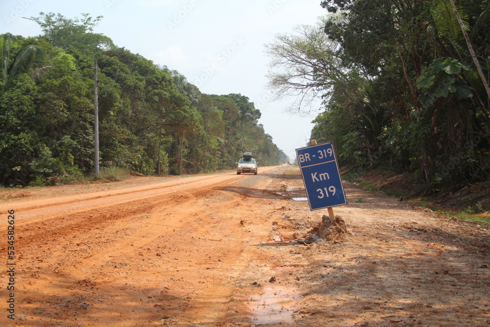 Placa indicativa de quilometragem na BR- 319, rodovia que liga Manaus a porto Velho. Foto feita em setembro de 2022, na seca