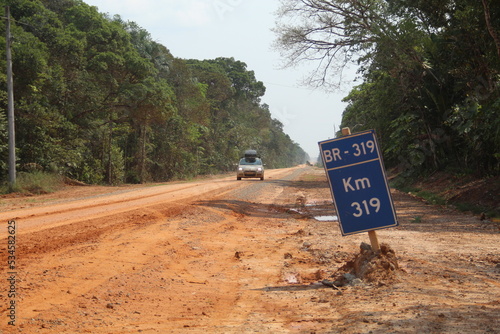 Placa indicativa de quilometragem na BR- 319, rodovia que liga Manaus a porto Velho. Foto feita em setembro de 2022, na seca photo