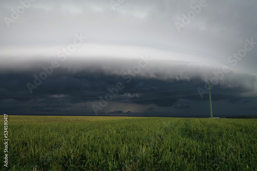 Wał szkwałowy nad polami.