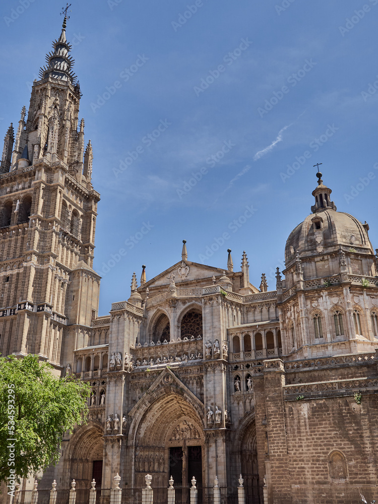 Main facade of Toledo Cathedral.   Primatial Cathedral of Saint Mary of Toledo, Catedral Primada Santa María de Toledo in Spanish. Castilla La Mancha, Spain, Europe
