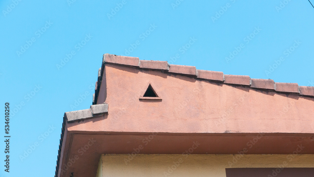 Drenaje con forma de triángulo en techo de casa rural