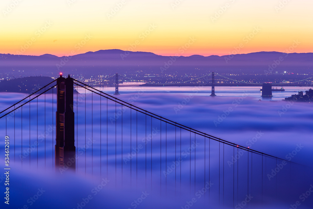 Obraz premium Fog and Golden Gate Bridge