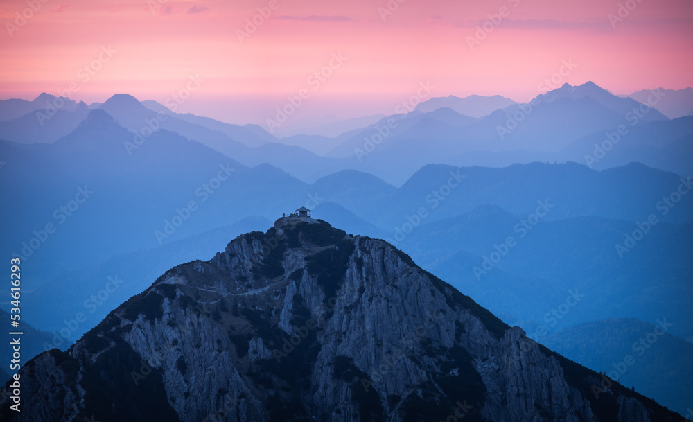 Der Herzogstand vor den Bayerischen Alpen vor Sonnenaufgang