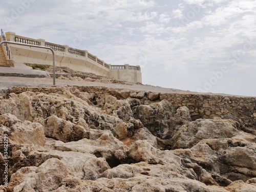 Felsküste und Mauer in Zurrieque auf Malta