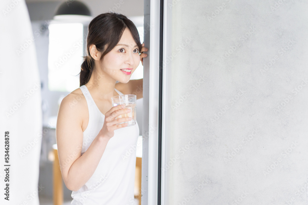 水分補給をする若い女性 水分補給をする若い女性