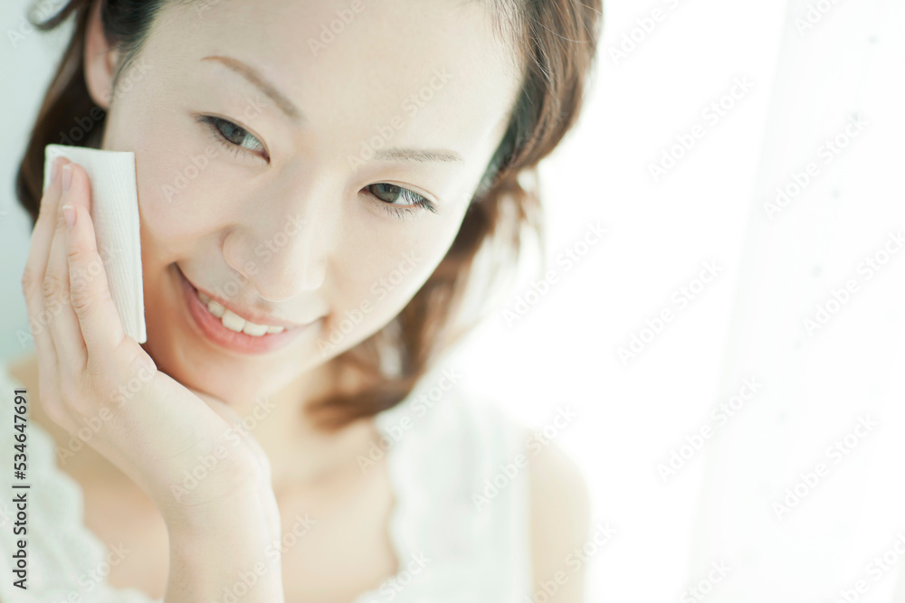 若い女性　スキンケア