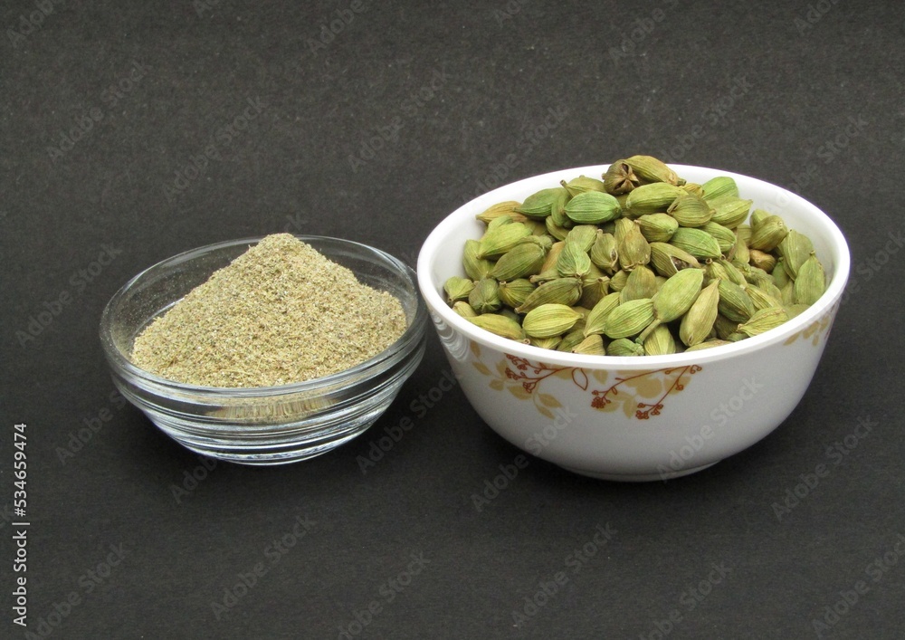 Green cardamom and powder Green cardamom and powder