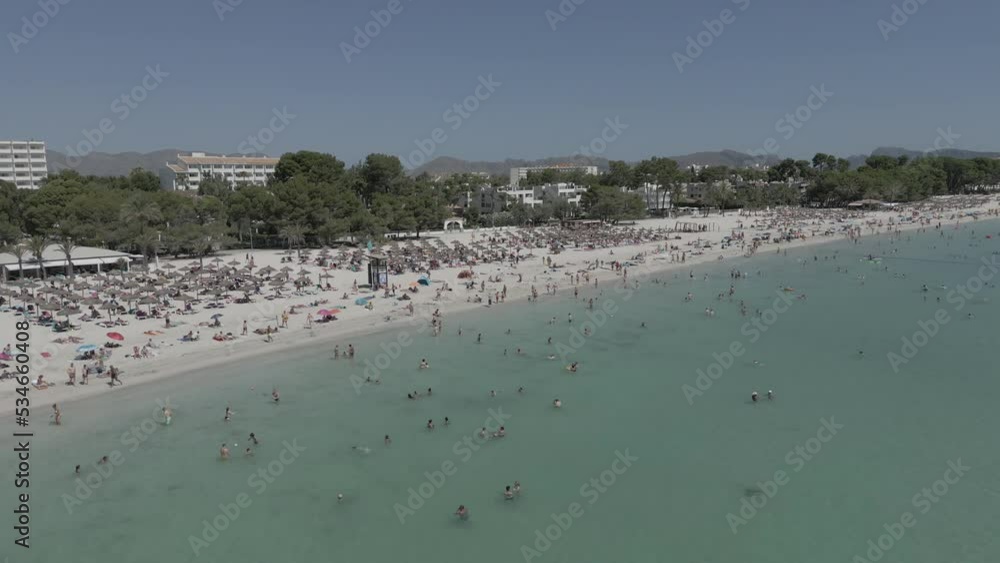 Turistas, bañándose baño Mallorca puerto Alcudia 50fps (Formato Dlog
