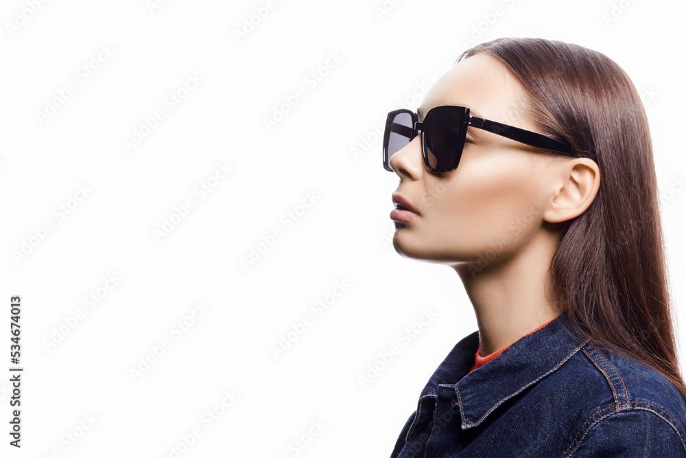 fashion portrait of Beautiful woman in sunglasses. beauty girl in trendy Glasses fashion portrait of Beautiful woman in sunglasses. beauty girl in trendy Glasses