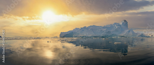antarktische Eisberg Landschaft in der Cierva Cove - ein tiefer Meeresarm an der Westseite der Antarktischen Halbinsel, umringt von rauen Bergen und dramatischen Gletscherfronten photo