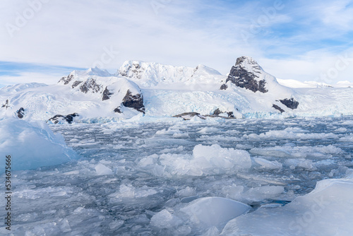 antarktische Eisberg Landschaft in der Cierva Cove - ein tiefer Meeresarm an der Westseite der Antarktischen Halbinsel, umringt von rauen Bergen und dramatischen Gletscherfronten