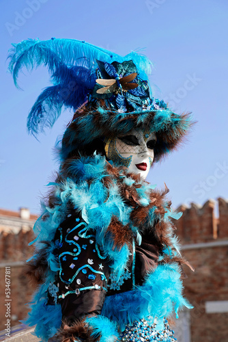 Frau mit traditioneller venezianischer Maske  Portrait  Karneval in Venedig  Venetien  Italien