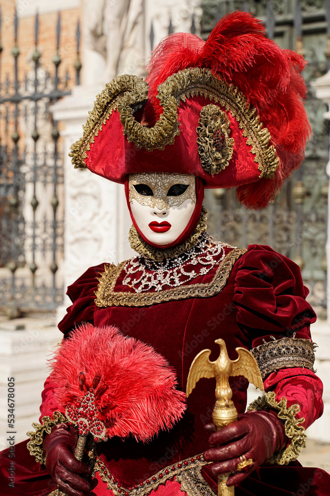 Kostümierte Frau, traditionelle venezianische Maske, Karneval in Venedig, Venetien, Italien