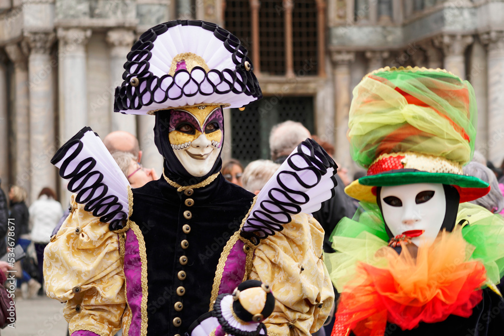 Kostümiertes Paar mit traditioneller venezianischer Maske, Karneval in Venedig, Venetien, Italien