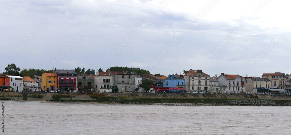 Fototapeta premium Ancien village de pêcheurs de Trentemoult vue de la Loire en Bretagne Loire Atlantique France