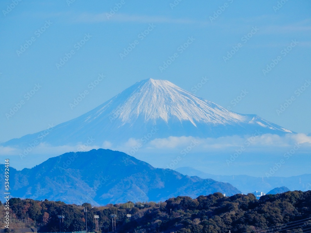 遠方から望む富士山
