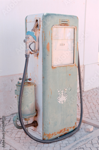 Old vintage gas pump nozzle © Pedro