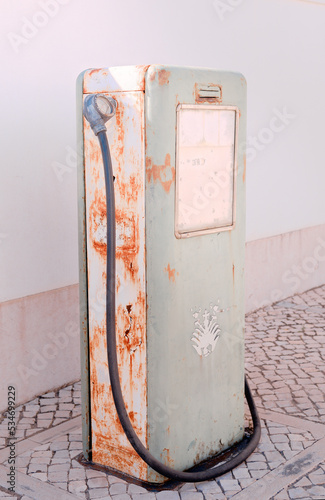 Old vintage gas pump nozzle © Pedro