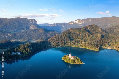 Aussicht auf die Kirche Mariä Himmelfahrt auf der Insel im Bleder See in Slowenien photo