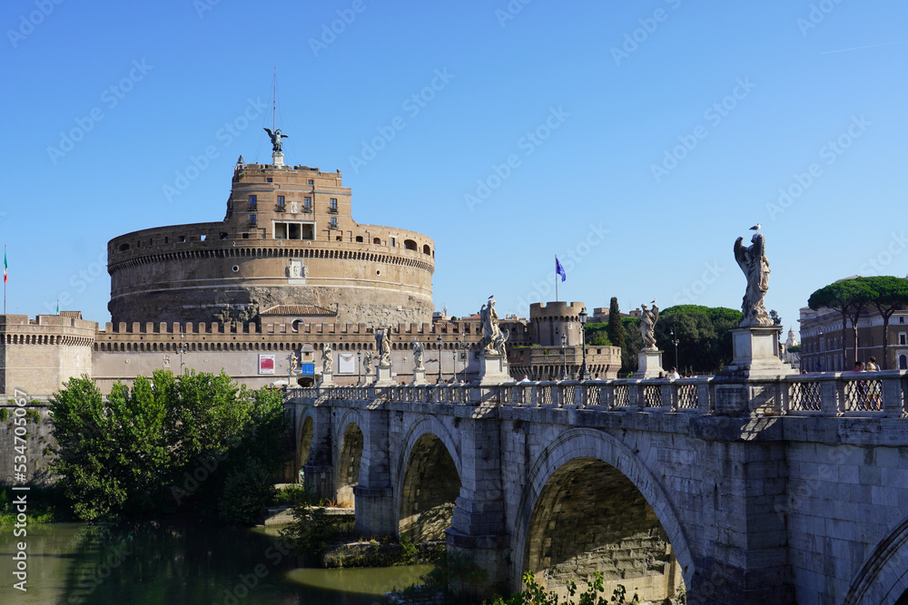 サンタンジェロ城に続くサンタンジェロ橋（ローマ）