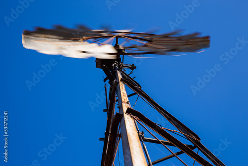 moinho de vento tradicional visto de ângulo baixo photo