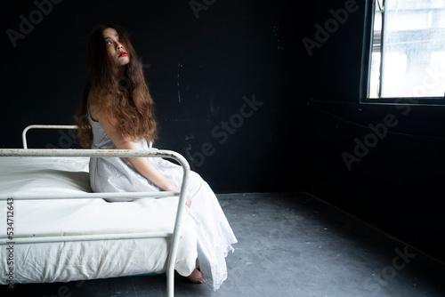 Fotografia asian woman on the bed