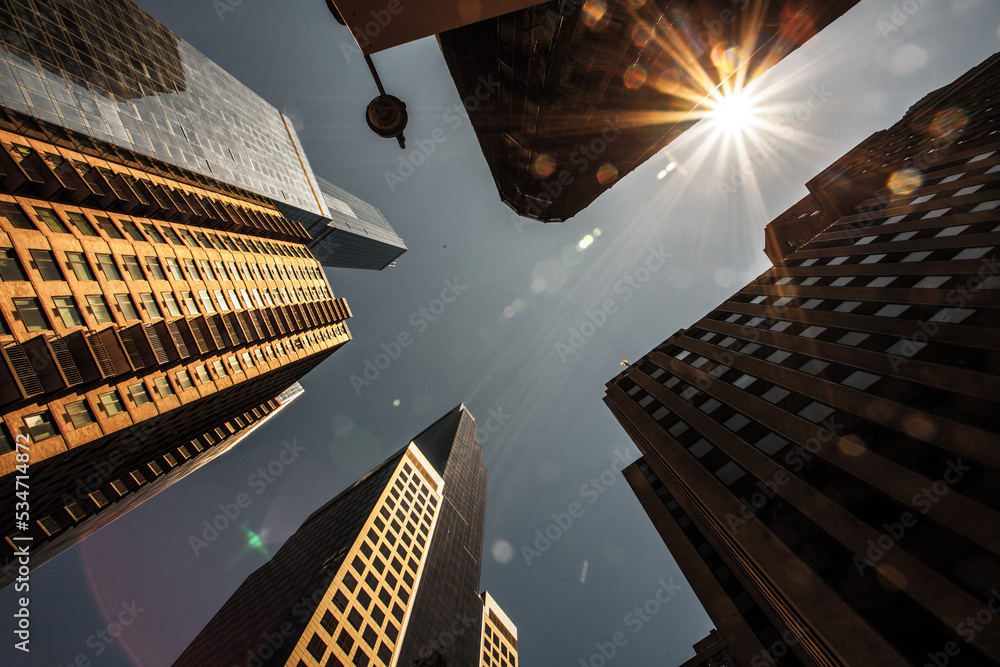 Vista panorámica de edifies desde abajo con cielo despejado. Panoramic ...