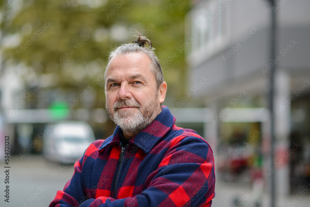 Naklejka premium Man with a messy bun in a shopping street