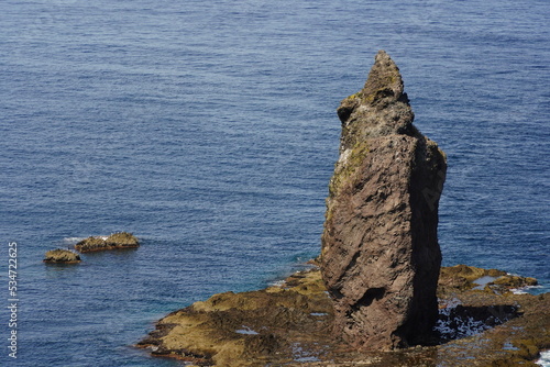 神威岩と積丹ブルーの海