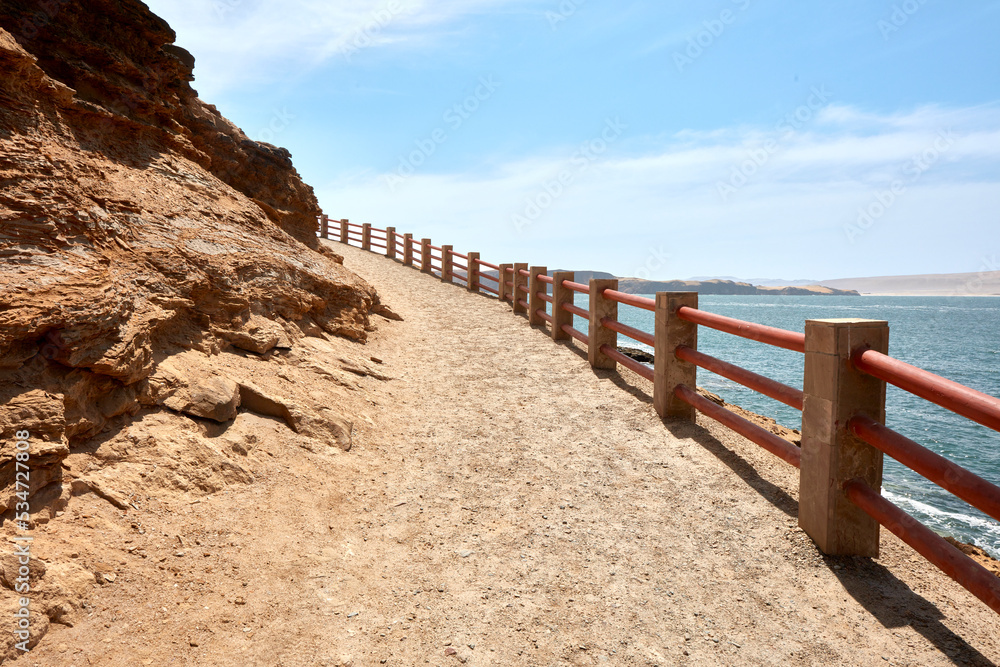 Paracas es una ciudad de la costa oeste de Perú. Es conocida por sus playas, como El Chaco, ubicada en la bahía resguardada de Paracas. La ciudad es un punto de partida hacia las islas Ballestas desha Paracas es una ciudad de la costa oeste de Perú. Es conocida por sus playas, como El Chaco, ubicada en la bahía resguardada de Paracas. La ciudad es un punto de partida hacia las islas Ballestas desha