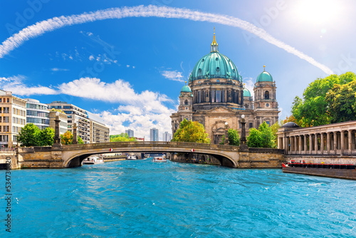 Obraz na płótnie View of the bridges on the Spree and Attractive cathedral or Berliner Dom on Museum Island, Germany w salonie