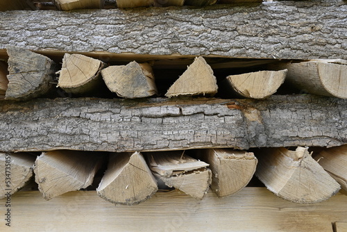Close up ordentlich geschichtetes Brennholz im Stapel in Rheinland-Pfalz photo