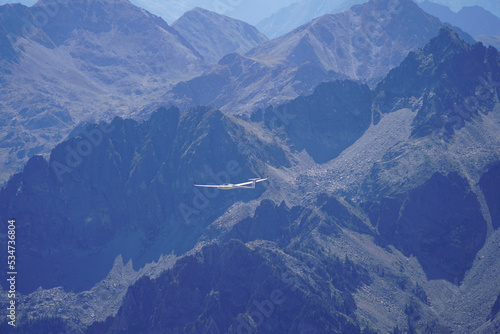 Planeur qui volent au dessus des montagnes pyrénéennes