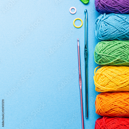Fotografía Crochet composition with cotton rainbow yarn, crochet hooks and accessories