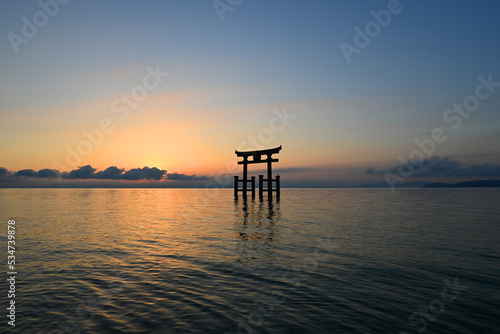 夜明けの滋賀県白鬚神社の湖中に建つ大鳥居