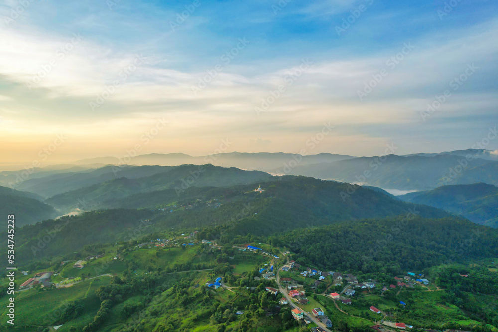 早朝の青々と茂る大自然の山間部風景　タイ・チェンライ