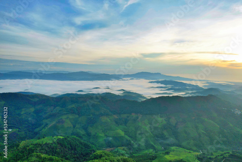早朝の青々と茂る大自然の山間部風景　タイ・チェンライ © Daichi