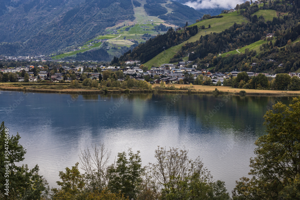 Blick über den See auf Schüttdorf im Pinzgau